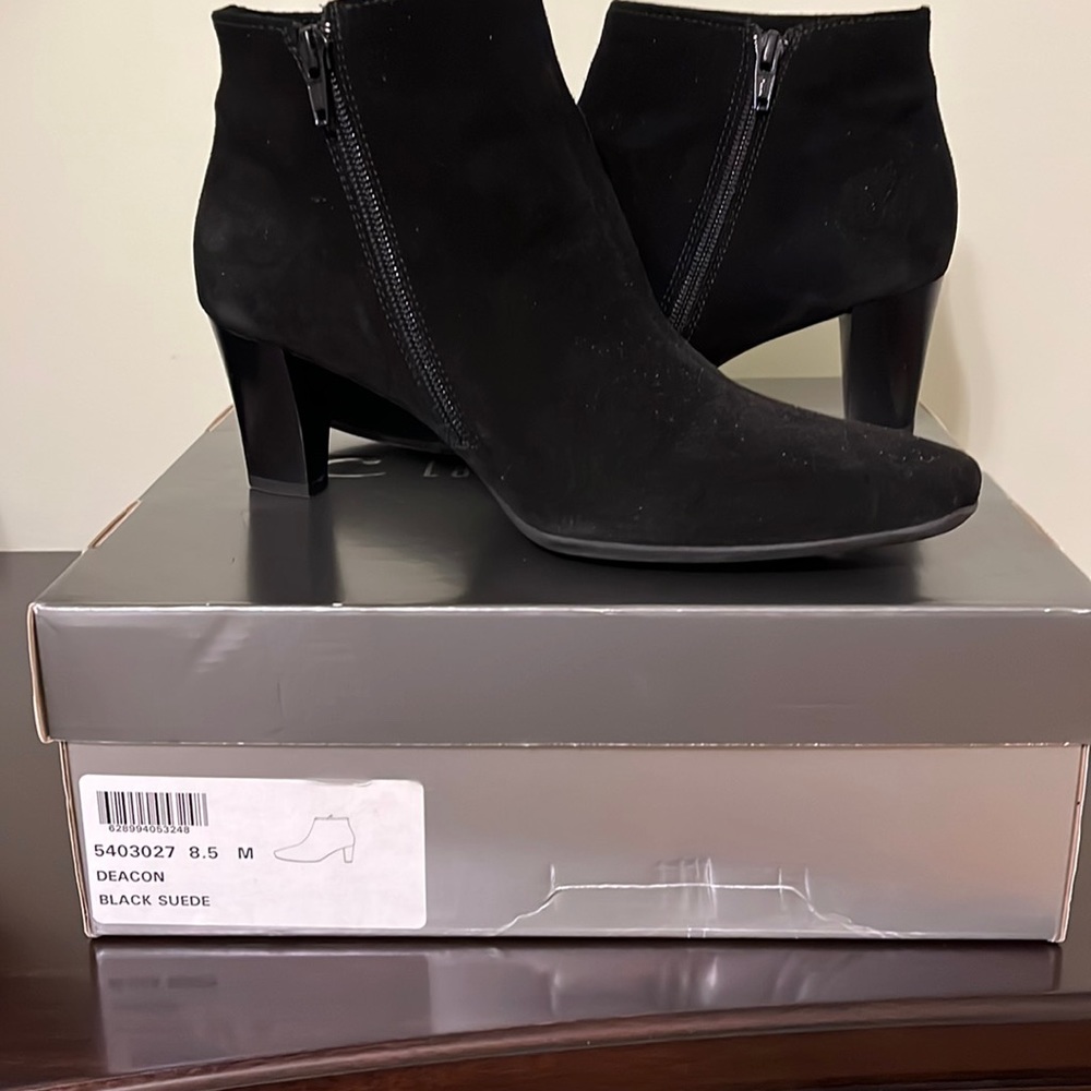 La Canadienne black suede boots
